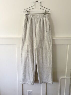 ALO Accolade Straight Leg Sweatpant in athletic heather gray